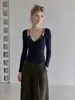 Elegante e sedutor top de manga comprida com design de duas peças falsas, um novo estilo de outono para mulheres, perfeito como camada interna ou camiseta básica, apresentando um design de camiseta retrô e slim-fit, 14436