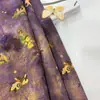 Tejido de Brocado Brillante Estampado de Seda Xiangyun con Patrón de Flores y Pájaros Auspiciosos para Vestidos Qipao de Mujeres de Mediana Edad y Mayores