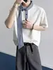 Camiseta Polo Masculina de Manga Curta com Gola Estilo Americano e Patchwork, Marca Tendência de Verão com Design Único e Blusa de Manga Meia-Manga Color-Blocking para Homens