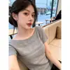 Nuevo estilo de verano elegante y suave camiseta de punto tejida al ganchillo calada de un solo hombro y manga corta para mujer, corte ajustado, hombros descubiertos, moderna