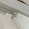 Nueva Joyería de Plata Anillo de Plata de Ley S925 con Diamante Redondo de un Quilate 6.5 mm para Mujer, Artículo de Moda y Versátil