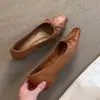 Zapatos de Salón Planos de Punta Cuadrada Estilo Retro con Lazo para Mujer Color Negro Modelo 2026 Modernos que Aumentan la Altura Versátiles para el Trabajo y el Uso Diario Mocasines Planos