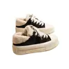 2026 Inverno Novo Estilo Nicho Design Quente Duas Formas Tênis de Placa Feminino Mais Veludo Mais Grosso Casual Esportivo Sapatos Brancos Feminino