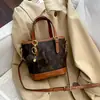Bolso de hombro de gran capacidad para mujer, bolso tipo cubo moderno y lujoso, bolso cruzado tote práctico y sencillo con un estampado de monograma clásico