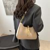 Bolso de diseño de nicho de estilo coreano para mujer, nuevo bolso de hombro portátil con texto, combinable y de moda, para otoño e invierno de 2023.