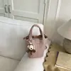 Nova Bolsa Saco de Design de Nicho 2026 para Mulheres, Bolsa de Mão com Padrão de Lichia e Bolsa Transversal com Pingente de Macaco Fofo, Versátil para o Dia a Dia