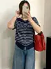 Camiseta feminina plus size ombro a ombro de manga curta, camisa listrada, estilo verão 2026, top de malha versátil que afina para mulheres plus size