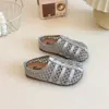 Zapatos para caminar de bebé para niños, zapatos de cuero tejido de nicho para niñas, nuevo modelo de primavera 2026, sandalias sin cordones de suela blanda para niños pequeños