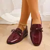 Colección de otoño 2026 transfronteriza para tallas grandes: Mocasines de mujer de suela blanda con diseño de lazo, piel suave, punta redonda y estilo slip-on, disponibles en stock