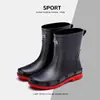 Botas de chuva antiderrapantes da moda, de cano médio, em blocos de cor e cor sólida; sapatos pretos impermeáveis de sola grossa; botas de chuva quentes e espessadas; estilos de cano curto e alto