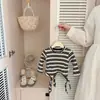 Camiseta de manga larga a rayas para bebé niña de primavera y otoño con diseño de lazo en la espalda, top para bebé e infante