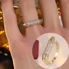 Anillo de Mujer de Diseño de Lujo Ligero de Alta Gama Europeo, Americano y de Oriente Medio, Incrustado con Circonita Sintética, Anillo de Moda Tendencia