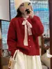 Atuendo atmosférico de Año Nuevo: Cárdigan suéter rojo con ribete de encaje para mujer, perfecto para un look relajado de otoño/invierno