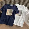 2026 Nova Moda Estilo Coreano Gola Redonda Estampa de Letras Desenho Animado Manga Curta Camiseta para Mulheres, Caimento Solto, Emagrecedor, Top Versátil