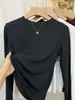Camiseta base de manga larga con cuello alto medio para mujer, nuevo estilo de principios de otoño 2026, corte ajustado, adelgazante, top elegante de color café para usar en capas o solo