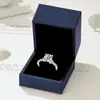 Anillo Clásico de Moissanita con Cuatro Garras Plata de Ley S925 Exquisito Anillo de Compromiso 1 Quilate Moderno Lujo Accesible Anillo de Gama Alta