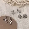 Brincos Minimalistas de Alto Padrão Estilo Vintage de Nicho para Mulheres, Pequenos e Simples, Moda Versátil, Brincos de Tarraxa com Pingente de Cruz