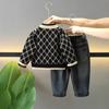 Conjunto de Roupa Masculina para Primavera e Outono 2026 Novo Estiloso Moda Bebê Suéter Conjunto de Três Peças Jeans Fresco e Estiloso para Crianças Pequenas