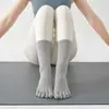 Meias de Yoga atacado transfronteiriço, meias de cinco dedos cor sólida, algodão puro, meias profissionais antiderrapantes para Pilates e fitness de cano médio