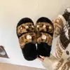 Estampado de leopardo 2026 moda peludo otoño e invierno felpa abrigo nuevo zapatillas con pedrería chanclas planas de moda para uso en casa