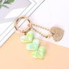 Llavero con colgante de coche con forma de corazón, cadena creativa con cuentas, accesorios pequeños y frescos para auriculares y bolsos.