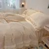 Estilo Renda Estilo Princesa Esculpido Leite Fleece Conjunto de Quatro Peças Totalmente Fosco Espessado Quente Adicionado Capa de Edredom Fleece Estilo Creme Lençol de Cama