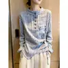 Moda feminina popular deste ano: coleção nova de outono de 2026, apresentando uma camisa social listrada estilo francês e um top assimétrico de manga longa