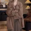 Gabardina casual, de corte holgado y longitud media para mujer, con bolsillos grandes, diseño de hombros relajados y un estilo minimalista de inspiración coreana que crea un efecto adelgazante, adecuada para primavera y otoño