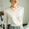 Camiseta de Algodão Mercerizado Estilo Novo Primavera 2024 Feminina Manga Longa Camisa para Usar por Baixo Branca Gola V Fashion