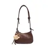 Bolsa de Cor Sólida com Textura Trançada Feminina Outono 2026 Nova Bolsa de Ombro Único Moda Bolsa de Mão Bolsa Transversal de Grande Capacidade Pingente