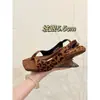 ¡Estampado de leopardo en su máxima expresión! Elegantes sandalias de cuña con tira de ante y punta cuadrada para mujer, sandalias de verano abiertas por delante y con corte lateral.