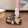 Tênis de treino retrô alemão para mulheres, novo estilo 2026, sapatos casuais color block marrons, sapatos baixos versáteis, tênis confortáveis com sola macia