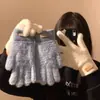 Luvas de Pelúcia Tricotadas Fofas de Cinco Dedos com Etiquetas para Mulheres Heattech no Inverno 2025 Novas Engrossadas à Prova de Frio Estudante Ciclismo Bicicletas