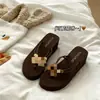 Chinelos Novos Estilo Gato Preto com Solado Grosso e Salto para Aumentar a Altura, Chinelos Antiderrapantes, Chinelos de Praia Versáteis, Fofos e Cartoon da Moda