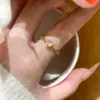 Nuevo anillo de cobre estilo europeo y americano con incrustaciones completas de diamantes, diseño abierto ajustable, moderno y de alta gama, popular en redes sociales, adecuado para el dedo índice
