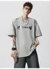Camiseta retro americana de manga corta con letra láser para hombre, top casual versátil holgado de verano de manga corta, moderno gris claro