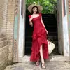 Vestido Rojo Bordado de Tirantes Finos Puramente Sexy para Mujer con Volantes Irregulares y Sexy Abertura, Perfecto para unas Vacaciones en la Playa