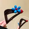 Pinza Triangular Marrón para Mujer con Flores Azules y Perlas Rojas, Pinza de Tiburón, Nuevo Modelo 2026, Pasador Único y de Alta Gama, Hermoso Accesorio para el Cabello