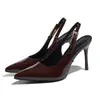 Sandálias Femininas 2026 Verão Novo Modelo Atacado Transfronteiriço Couro Patente Preto Elegante Pequena Barra Dourada Salto Fino Bico Fino Sandálias para Mulheres