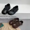 Sapatos Casuais Retrô de Couro com Tira em T Cor Sólida 2026 Novo Outono Inverno Sapatos Individuais Macios com Bico Dividido Sintético para Meninas