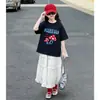 Conjunto de Ropa de Alta Gama Estilo Coreano para Niñas, Ropa de Verano para Niñas Mayores, Nuevo Conjunto de Verano 2026 con Top Estampado de Manga Corta y Falda