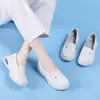 Estoque Disponível Sapatos de Enfermeira para Mulheres, Modelos de Primavera e Verão, Solado Macio, Respirável, Antiderrapante, Couro Genuíno, Sapatos Brancos de Trabalho Médico, Dropshipping de Comércio Exterior Transfronteiriço