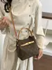 Bolso tipo cubo Kouhua para mujer 2026 Nuevo Verano Lujo Ligero Diseño de nicho Moda de alta gama Versátil Bolso de mano Transfronterizo