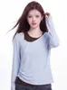 Foto real de la nueva colección de otoño 2026: elegante top de capa base de manga larga, de dos piezas con bloques de color, asimétrico e increíblemente hermoso para mujer