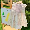 Vestido fruncido floral vintage estilo francés para niñas, nuevo modelo de verano 2026, sin mangas, cuello redondo, elegante vestido infantil, moderno
