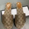 Pantuflas de Comercio Exterior de Talla Grande con Suela Gruesa para Uso Exterior de Mujer Nuevas de Verano 2025 Sandalias de Plataforma Planas Estampadas Europeas y Americanas Venta al por Mayor