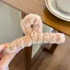 Presilha de cabelo de pelúcia cor de café estilo coreano, um acessório de cabelo sofisticado e versátil para mulheres, tamanho grande, realça o volume do cabelo, estilo presilha de tubarão
