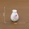 Arreglo floral en miniatura en una botella de boca estrecha, un artículo decorativo creativo para casas de muñecas, accesorios de bricolaje y adornos de mesa en miniatura