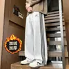2026 Invierno Nuevo Estilo Callejero Americano Pantalones Deportivos Rectos con Tres Rayas Felpa Adentro Cálidos Casuales Pantalones Deportivos Largos de Moda