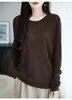 Suéter oco de manga longa e gola redonda com um toque de Tencel e lã, oferecendo um design sofisticado e versátil de cor sólida, perfeito para o início do outono, com um caimento solto, tipo pulôver